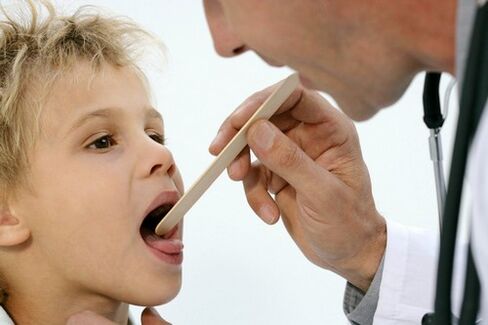 лекарят преглежда гърлото на дете с псориазис